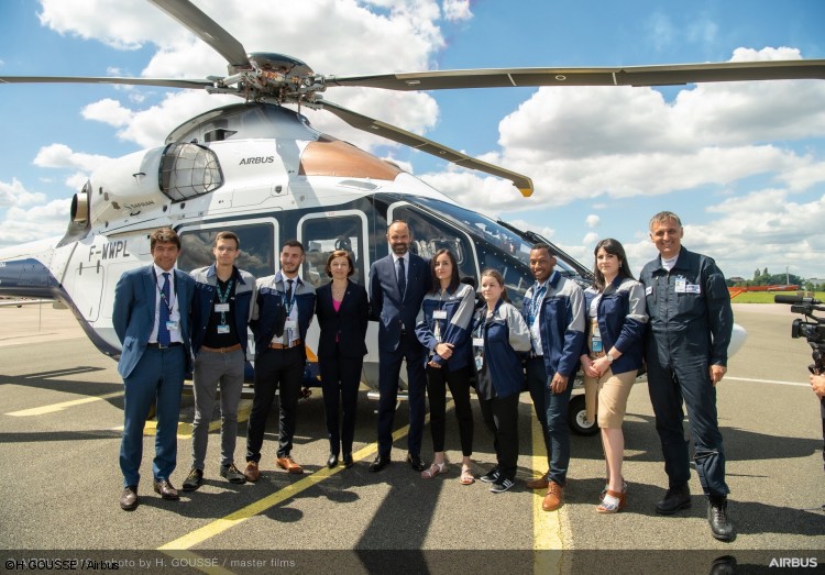 Le Premier ministre Edouard Philippe rencontre des apprentis d’Airbus Helicopters